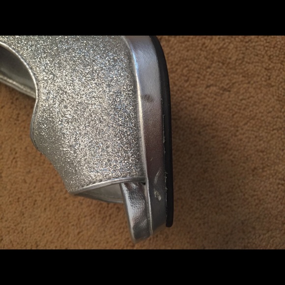 Silver heels. - Picture 4 of 5